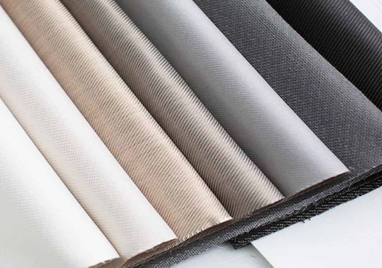 玻璃纖維集塵袋是使用玻璃纖維（Glass Fiber）製成的高性能濾袋。玻璃纖維是一種由細長玻璃絲構成的材料，具有優異的耐高溫性和機械強度，常用於需要高性能過濾的工業應用中。